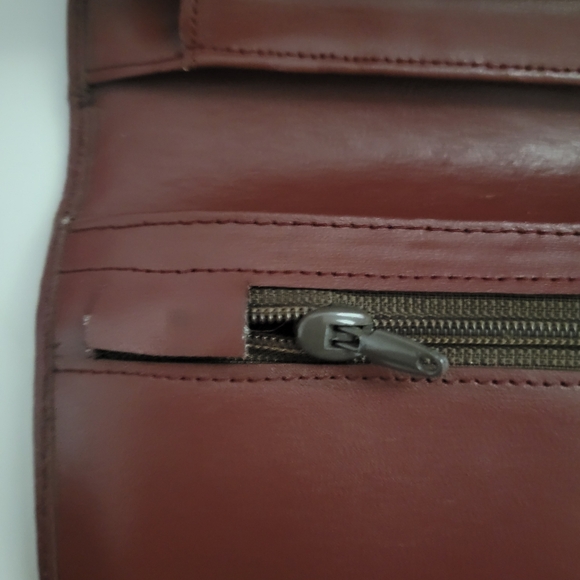 Cartier signature wallet with inside kiss lock and zipper pocket. EUC - Picture 13 of 13